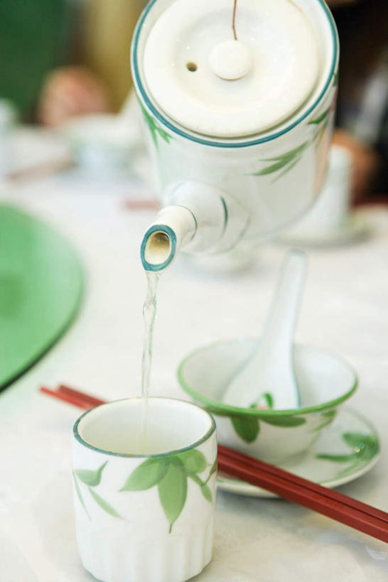 无人,餐厅,竖图,俯视,室内,特写,白天,餐桌,筷子,桌子,杯子,餐具,许多,倒,朦胧,模糊,壶,图案,勺子,水壶,绿色,茶壶,水杯,转盘,调羹,汤匙,餐台,茶杯,进餐用具,烹调用具,彩图,高角度拍摄,餐馆,饭店,饭馆