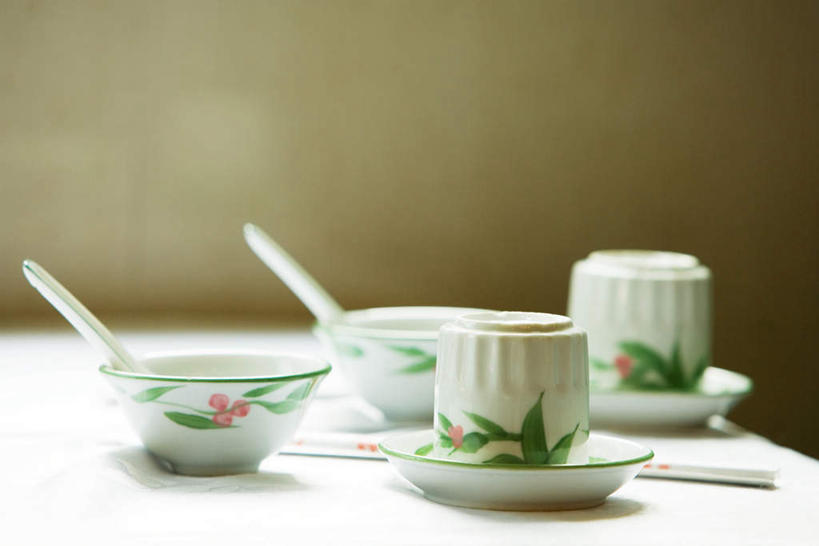 无人,餐厅,横图,室内,特写,白天,正面,餐桌,筷子,桌子,静物,杯子,餐具,瓷器,碟子,盘,勺子,陶瓷制品,盘子,调羹,碟,汤匙,餐台,瓷杯,进餐用具,烹调用具,彩图,餐馆,饭店,饭馆