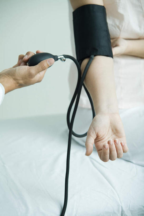 西方人,两个人,医生,病人,医院,竖图,俯视,室内,白天,工作服,制服,欧洲,欧洲人,弯曲,休闲装,按,医护人员,医疗人员,休闲,手指,休闲服,量血压,血压计,医疗机构,工作制服,男人,男性,年轻男性,年轻女性,女人,女性,白种人,大夫,患者,就医者,半身,彩图,高角度拍摄,工作套服,病院,诊所