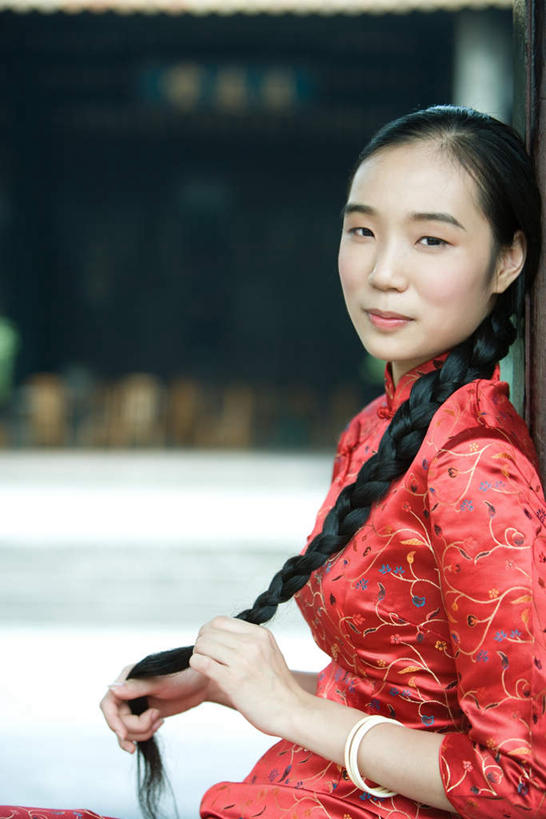 东方人,头发,一个人,坐,笑,微笑,竖图,室外,白天,侧面,民族服装,亚洲,仅一个年轻女性,仅一个女性,仅一个人,旗袍,朦胧,模糊,注视,黄种人,红色,黑色,观察,看,观看,麻花辫,察看,关注,年轻女性,女人,女性,亚洲人,长发,坐着,半身,彩图,传统服装,民俗服