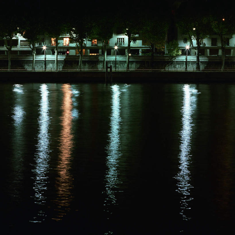 无人,家,方图,室外,夜晚,正面,度假,河流,美景,树林,水,植物,城市风光,城市,路灯,照明,阴影,波纹,反射,影子,房屋,屋子,河水,景观,水流,灯光,涟漪,娱乐,楼房,住宅,灯,树,树木,绿色,倒影,水纹,自然,波浪,享受,休闲,景色,放松,生长,成长,照亮,照明设备,水晕,彩图,房子