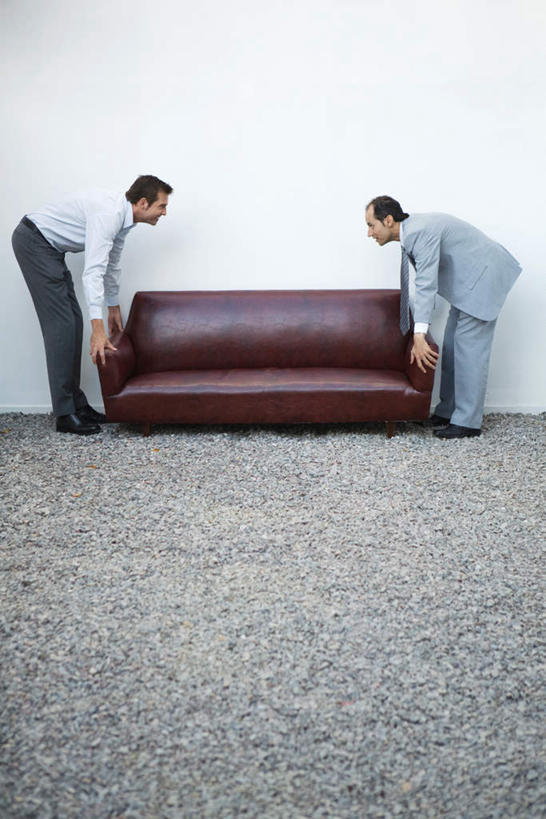 西方人,两个人,伙伴,朋友,站,搬运,竖图,室内,白天,白色背景,侧面,西装,友谊,合作,团队,地毯,沙发,欧洲,欧洲人,套装,正装,职业装,相视,站着,面对面,战略,对视,相对,相看,联合,合谋,配合,协作,男人,男性,年轻男性,白种人,搬,半身,彩图,皮沙发