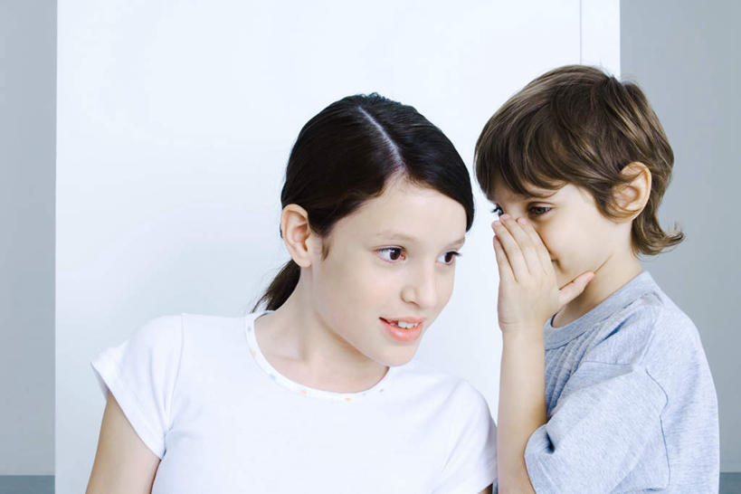 西方人,儿童,两个人,站,横图,室内,白天,白色背景,正面,纯洁,欧洲,欧洲人,注视,小孩,观察,看,站着,悄悄话,可爱,童年,童趣,摄影,影棚,观看,察看,关注,耳语,童真,烂漫,无邪,天真,男孩,男人,男性,女孩,女人,女性,白种人,孩子,站立,半身,彩图,影棚拍摄,拍摄,男生,女生