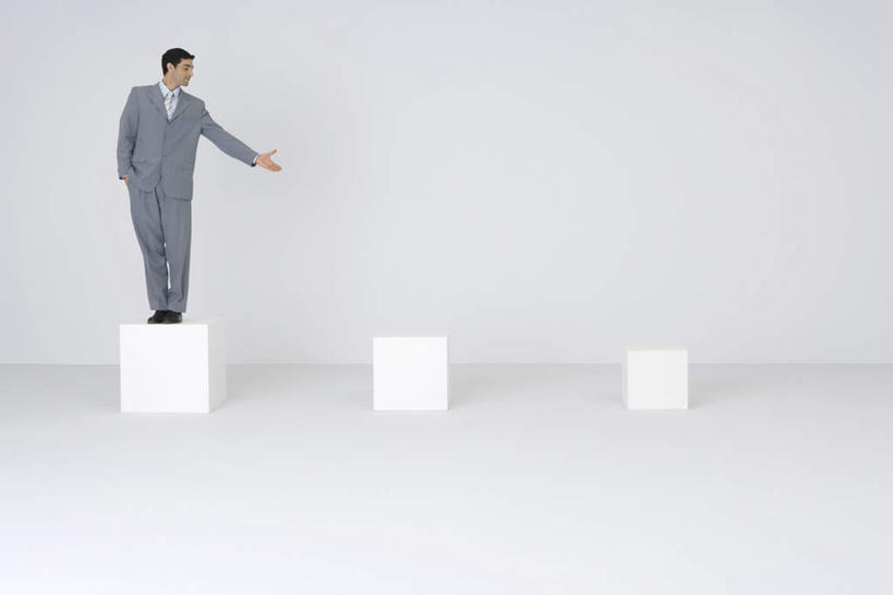 西方人,一个人,商务人士,商务男性,站,笑,微笑,横图,室内,白天,白色背景,正面,衬衫,欧洲,欧洲人,仅一个男性,仅一个人,一排,套装,整齐,立体,正方形,纸箱,注视,排列,仅一个年轻男性,箱子,观察,看,站着,伸手,摄影,影棚,观看,察看,队列,关注,商务装,邀请,工薪阶层,包装箱,男人,男性,年轻男性,白种人,白领,上班族,插兜,手插兜,手放口袋,站立,彩图,全身,影棚拍摄,衬衣,拍摄,手抄兜