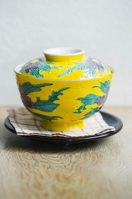 无人,竖图,俯视,室内,特写,白天,桌面,桌子,静物,餐具,灰色背景,龙,碟子,盘,黄色,盘子,碟,摄影,影棚,图腾,茶杯,彩图,高角度拍摄,影棚拍摄,拍摄