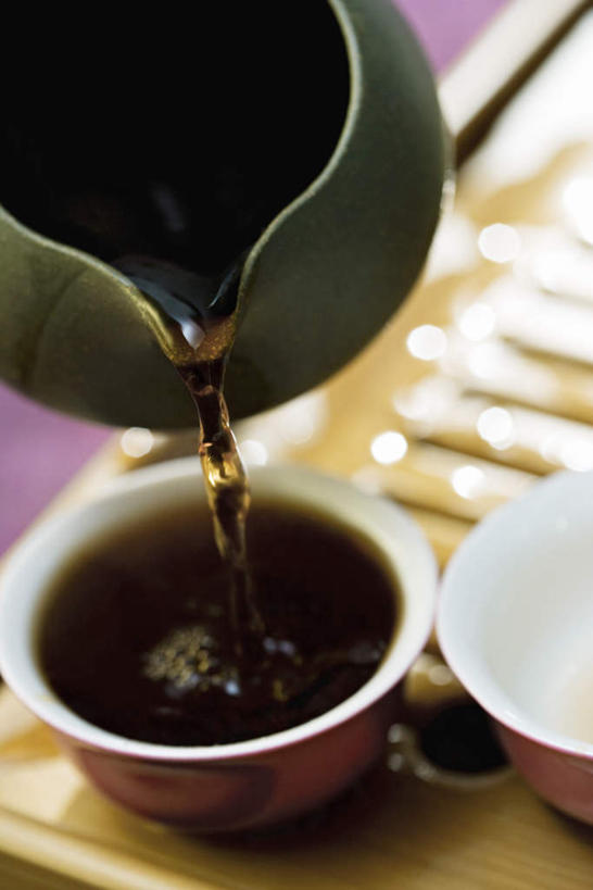 无人,竖图,俯视,室内,特写,白天,茶,桌面,桌子,静物,倒,朦胧,模糊,液体,陶瓷,茶道,茶叶,文化,茶壶,茶艺,环境,流,东亚文化,礼法,修行,茶杯,彩图,高角度拍摄,茶文化