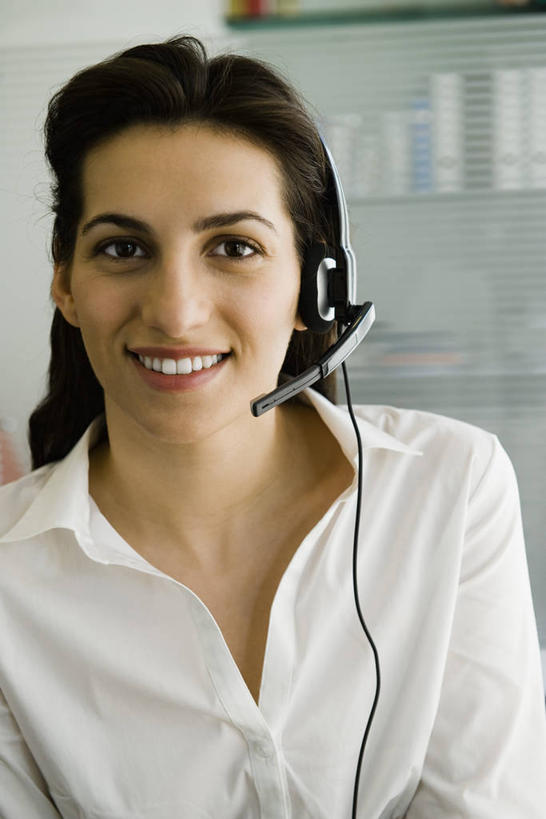 西方人,一个人,商务人士,商务女性,笑,微笑,露齿笑,竖图,室内,白天,正面,通讯,客服,欧洲,欧洲人,仅一个年轻女性,仅一个女性,仅一个人,阴影,套装,反射,信息,影子,听,话务员,注视,耳机,耳麦,话筒,观察,看,服务,通信,观看,协调,察看,麦克风,头戴式耳麦,关注,销售,商务装,工薪阶层,客服人员,电话销售,接待员,客户服务,年轻女性,女人,女性,白种人,白领,接线员,上班族,半身,彩图,头戴式耳机