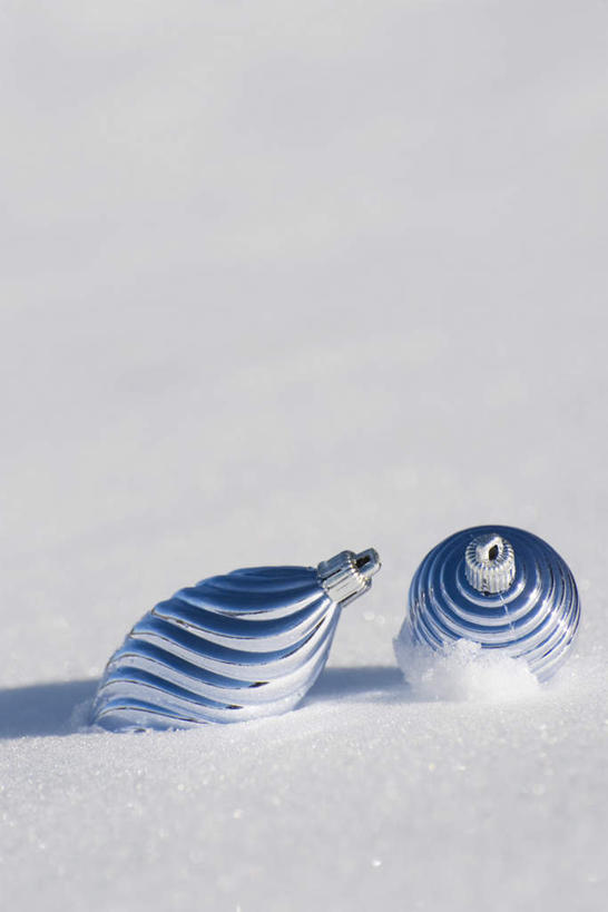 无人,竖图,室外,特写,白天,正面,美景,雪,大雪,一排,阴影,条纹,整齐,装饰,光线,蜗牛,影子,积雪,景观,雪景,冬天,排列,两个,蓝色,阳光,自然,球体,景色,华丽,修饰,点缀,队列,自然风光,衬托,美观,雅致,雅观,彩图