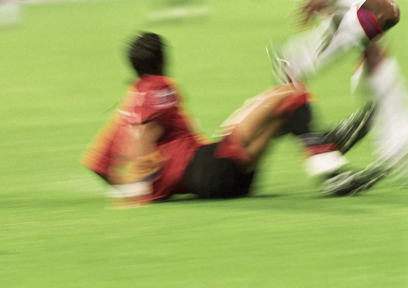 西方人,两个人,运动员,足球场,躺,跑,伸展双臂,横图,俯视,室外,白天,锻炼,快乐,比赛,运动,竞争,足球,草地,草坪,植物,欧洲,欧洲人,对抗,朦胧,模糊,铲球,足球装备,娱乐,运动器械,草,绿色,休闲,健身器械,体育运动,带球,健身器材,绿茵场,蹴鞠,卧着,体育,足球运动,男人,男性,年轻男性,白种人,体育运动员,运动选手,敞开双臂,跑步,伸开双臂,躺着,卧,展开双肩,张开手臂,张开双臂,半身,彩图,高角度拍摄,健身,足球比赛场地,运动器材