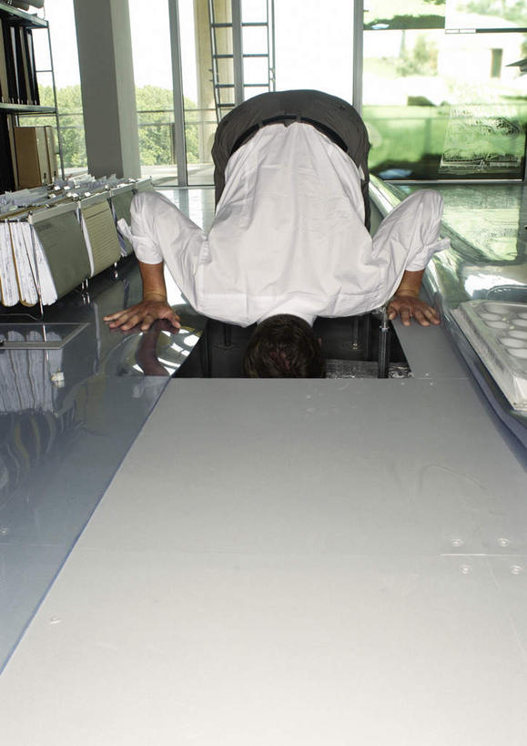 西方人,头发,一个人,商务人士,商务男性,坐,跪,摸,竖图,室内,白天,正面,衬衫,植物,报纸,欧洲,欧洲人,仅一个男性,仅一个人,一堆,许多,撑,抚摸,阴影,堆叠,堆积,套装,光线,信息,影子,墙,地面,墙壁,墙面,树,树木,仅一个年轻男性,绿色,白色,黑色,阳光,自然,低头,生长,成长,堆,新闻,撑着,查找,商务装,工薪阶层,男人,男性,年轻男性,白种人,白领,上班族,触摸,跪着,接触,坐着,彩图,全身,衬衣,报刊