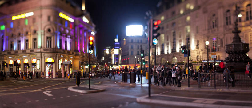 西方人,家,走,横图,彩色,室外,夜晚,正面,安全,道路,路,霓虹灯,夜景,公路,英国,欧洲,伦敦,欧洲人,行人,游客,游人,服装,朦胧,模糊,房屋,屋子,公寓,红绿灯,灯光,分界线,七彩,停车线,信号灯,交通,首都,许多人,注视,休闲装,光源,洋房,楼房,霓虹,皮卡迪利广场,路人,旅客,住宅,灯,衣服,观察,看,一群人,休闲,休闲服,警示,服饰,观看,车行道,车行道分界线,察看,照明设备,西欧,关注,提示,标线,大不列颠,流通,威斯敏斯特市,车行线,交通信号灯,大不列颠及北爱尔兰联合王国,行人信号灯,氖灯,大不列颠联合王国,日不落英帝国,雾都,过客,苏活区,索霍区,男人,男性,年轻男性,年轻女性,女人,女性,白种人,马路,步行,散步,走路,彩图,全身,房子