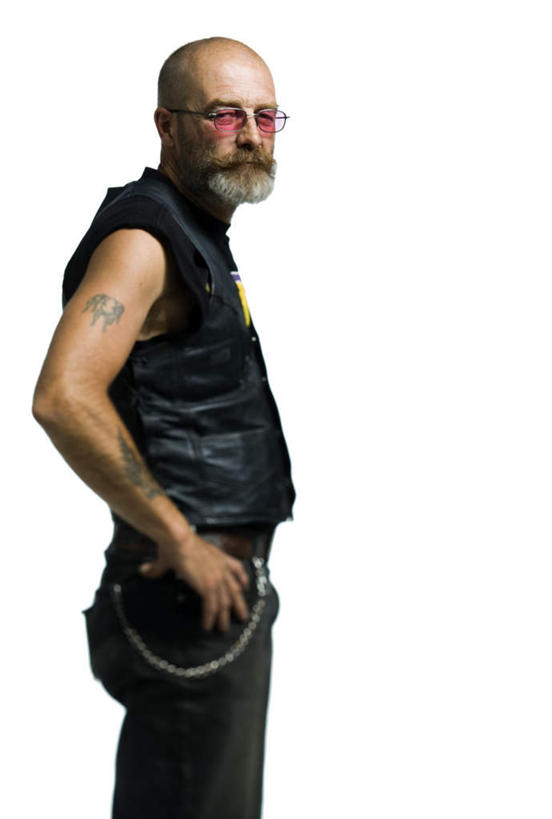 西方人,一个人,站,竖图,室内,白天,白色背景,侧面,时尚,欧洲,欧洲人,仅一个男性,仅一个人,服装,眼镜,注视,休闲装,文化,纹身,衣服,黑色,观察,看,站着,仅一个老年男性,休闲,休闲服,个性,摄影,服饰,信仰,影棚,观看,老花镜,察看,关注,刺青,追求,手插袋,单手插袋,想象,单手抄兜,单手放兜,文身,勇气,崇拜,张扬,远视眼镜,老年男性,男人,男性,白种人,插兜,手插兜,手放口袋,站立,半身,彩图,影棚拍摄,拍摄,手抄兜