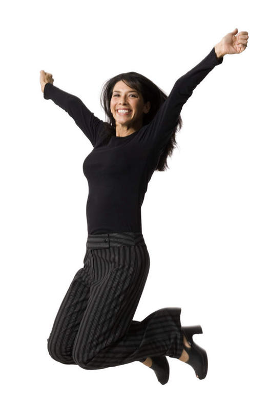 西方人,一个人,跳,伸展双臂,笑,微笑,露齿笑,竖图,室内,白天,白色背景,正面,欧洲,欧洲人,仅一个女性,仅一个人,服装,半空,注视,休闲装,衣服,观察,看,仅一个中年女性,休闲,休闲服,摄影,服饰,影棚,观看,察看,关注,女人,女性,中年女性,白种人,敞开双臂,伸开双臂,跳跃,展开双肩,张开手臂,张开双臂,彩图,全身,影棚拍摄,拍摄