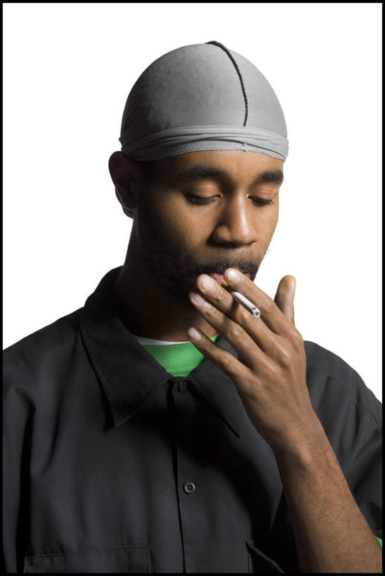 西方人,脸,头,脸颊,手,一个人,吸烟,竖图,室内,特写,白天,白色背景,正面,香烟,帽子,欧洲,非洲,黑人,欧洲人,仅一个男性,仅一个人,握,服装,拿,拿着,注视,休闲装,肩膀,仅一个年轻男性,衣服,观察,看,休闲,手部,休闲服,烟,握着,摄影,服饰,影棚,观看,单手,察看,关注,无边帽,男人,男性,年轻男性,非洲人,头部,脸部,脸蛋,面部,卷烟,烟草,纸烟,抽烟,半身,彩图,影棚拍摄,拍摄