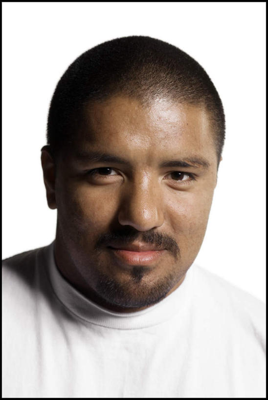 西方人,脸,头,脸颊,胡须,一个人,笑,微笑,露齿笑,竖图,室内,特写,白天,白色背景,正面,欧洲,欧洲人,仅一个男性,仅一个人,服装,注视,休闲装,肩膀,仅一个年轻男性,衣服,观察,看,休闲,休闲服,摄影,服饰,影棚,观看,察看,关注,男人,男性,年轻男性,白种人,头部,胡子,络腮胡,脸部,脸蛋,面部,半身,彩图,影棚拍摄,拍摄