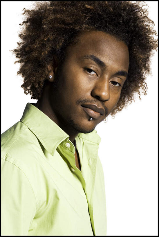 西方人,脸,头,脸颊,头发,一个人,笑,微笑,竖图,室内,特写,白天,白色背景,侧面,衬衫,欧洲,非洲,黑人,欧洲人,仅一个男性,仅一个人,服装,棕色,注视,仅一个年轻男性,衣服,绿色,观察,看,摄影,服饰,影棚,观看,察看,衣着,穿着,关注,衣饰,男人,男性,年轻男性,非洲人,头部,卷发,脸部,脸蛋,面部,半身,彩图,影棚拍摄,衬衣,拍摄,短发