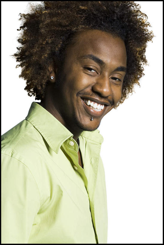 西方人,脸,头,脸颊,头发,一个人,笑,微笑,露齿笑,竖图,室内,特写,白天,白色背景,侧面,衬衫,欧洲,非洲,黑人,欧洲人,仅一个男性,仅一个人,服装,棕色,注视,仅一个年轻男性,衣服,绿色,观察,看,摄影,服饰,影棚,观看,察看,衣着,穿着,关注,衣饰,男人,男性,年轻男性,非洲人,头部,卷发,脸部,脸蛋,面部,半身,彩图,影棚拍摄,衬衣,拍摄,短发