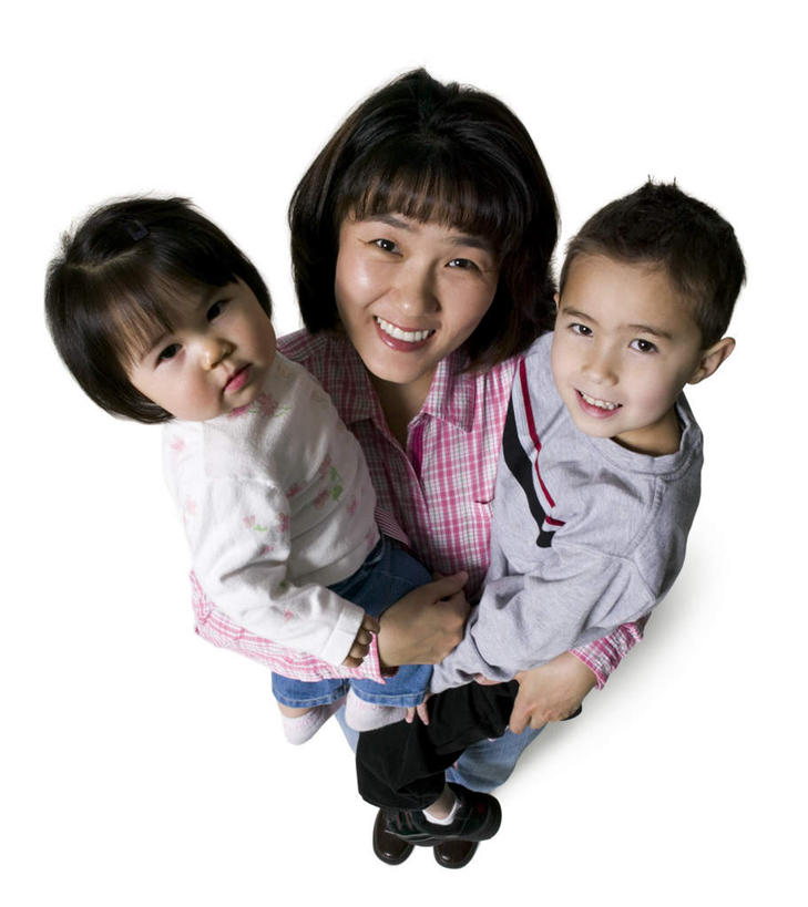 东方人,儿童,中年人,三个人,家庭,母亲,女儿,儿子,站,抱,笑,微笑,露齿笑,竖图,俯视,室内,白天,白色背景,纯洁,亚洲,服装,注视,休闲装,黄种人,小孩,衣服,观察,看,站着,休闲,温暖,温馨,母女,母子,一家人,休闲服,可爱,母爱,童年,童趣,摄影,服饰,影棚,抱着,观看,和睦,察看,搂着,关注,童真,烂漫,无邪,天真,男孩,男人,男性,女孩,女人,女性,中年女性,亚洲人,孩子,怀抱,搂,搂抱,相抱,拥抱,站立,彩图,高角度拍摄,全身,影棚拍摄,拍摄,融洽,男生,女生