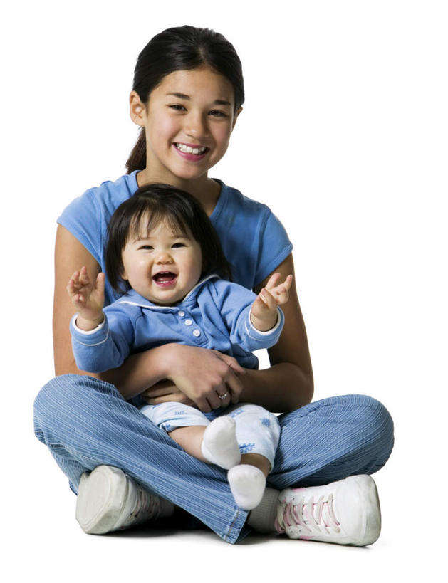 东方人,婴儿,儿童,两个人,家庭,坐,抱,笑,盘腿,微笑,露齿笑,竖图,室内,白天,白色背景,正面,婴儿服装,纯洁,亚洲,服装,裤子,注视,牛仔裤,休闲装,黄种人,小孩,衣服,观察,看,休闲,温暖,温馨,一家人,休闲服,可爱,摄影,服饰,活泼,影棚,抱着,观看,和睦,察看,搂着,关注,宝宝,纯真,烂漫,无邪,伶俐,天真,女孩,女人,女性,亚洲人,孩子,怀抱,搂,搂抱,盘腿而坐,盘膝,盘着腿的,盘着腿坐,双腿交叉,相抱,拥抱,坐着,彩图,全身,影棚拍摄,婴儿服,拍摄,融洽,女生