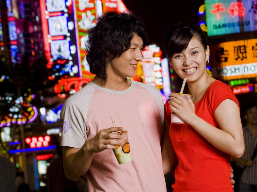 东方人,两个人,站,笑,微笑,露齿笑,横图,彩色,室外,夜晚,正面,爱情,霓虹灯,夜景,杯子,上海,中国,亚洲,喝,握,阴影,服装,光线,影子,塑料,灯光,七彩,浪漫,注视,休闲装,黄种人,光源,霓虹,灯,衣服,水杯,塑料制品,吸管,观察,看,站着,休闲,温暖,温馨,休闲服,恩爱,握着,恋人,服饰,观看,申,和睦,察看,空心,照明设备,关注,东亚,上海市,中华人民共和国,沪,华东地区,氖灯,饮管,男人,男性,年轻男性,女人,女性,中年女性,亚洲人,情侣,茶杯,站立,半身,彩图,伴侣,融洽,圆柱状