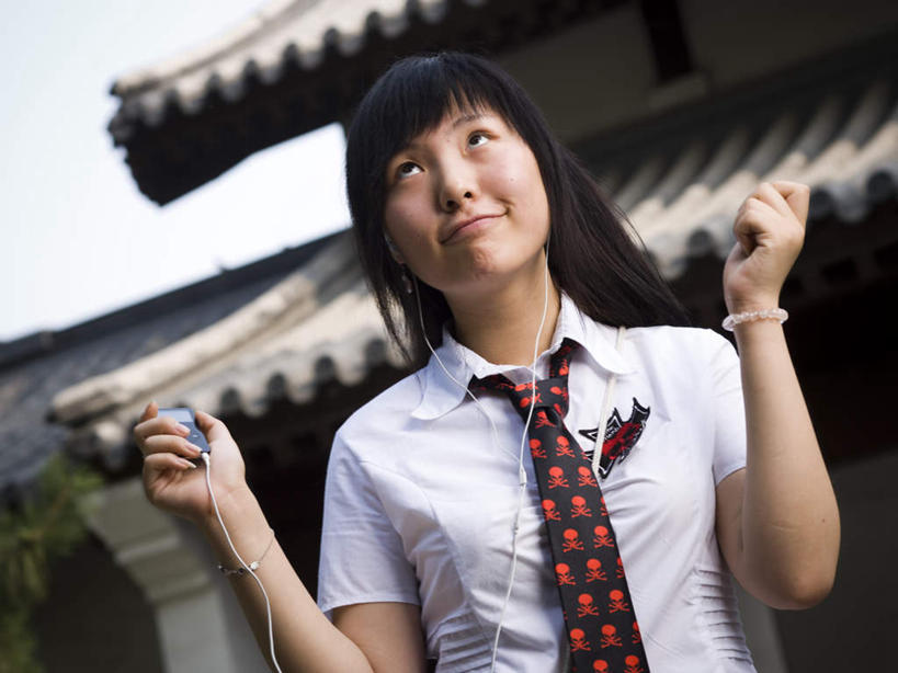 东方人,儿童,一个人,寺庙,站,笑,微笑,横图,室外,白天,仰视,制服,陶醉,快乐,满意,幸福,纯洁,北京,中国,亚洲,仅一个女性,仅一个人,握,服装,节日,领带,音响,首都,燃烧,音乐,拿,音乐播放器,拿着,注视,黄种人,文化,娱乐,装饰品,小孩,耳机,饰品,手链,首饰,随身听,香火,庙宇,观察,看,祈祷,站着,仅一个小孩,享受,休闲,健康,校服,放松,可爱,童年,童趣,握着,许愿,宗教,手镯,信仰,观看,纪念,祈求,察看,舒适,享乐,象征,庄重,关注,身份,镯子,MP3播放器,童真,东亚,烂漫,无邪,学生服,中华人民共和国,北京市,京,北平,华北地区,正式,地位,平安,天真,女孩,女人,女性,亚洲人,孩子,站立,半身,彩图,低角度拍摄,庙,寺,播放器,女生,沉醉