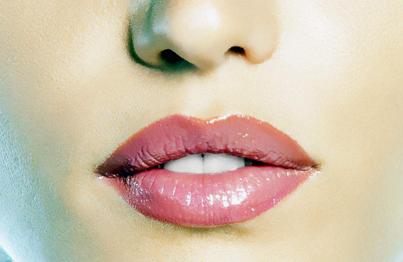 西方人,鼻子,嘴,一个人,横图,室内,特写,白天,正面,化妆,美容,欧洲,欧洲人,仅一个年轻女性,仅一个女性,仅一个人,护肤,唇膏,保养,享受,休闲,放松,保健,养颜,年轻女性,女人,女性,白种人,鼻,鼻孔,口,口腔,嘴巴,嘴唇,半身,彩图