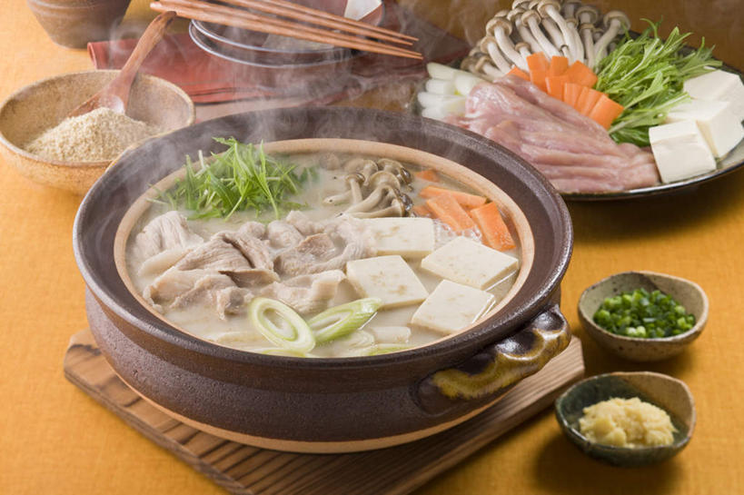 豆腐,清酒,无人,餐厅,横图,俯视,室内,特写,白天,烹饪,餐桌,桌子,萝卜,胡萝卜,姜,蔬菜,杯子,餐具,一堆,许多,切碎,堆叠,堆积,碟子,炖锅,盘,葱,菌菇,青菜,青葱,香菇,肉,肉片,日本料理,料理,食品,菌类,锅,火锅,菜肴,美食,肉类,酒,食物,盘子,酒杯,碟,日式料理,日式,食用菌,佳肴,餐台,清酒杯,堆,豆制品,肉食,日式火锅,进餐用具,烹调用具,生姜,老姜,红萝卜,甘荀,彩图,高角度拍摄,餐馆,饭店,饭馆