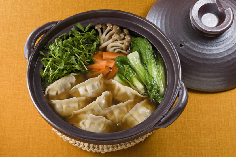 面食,无人,餐厅,横图,俯视,室内,特写,白天,烹饪,餐桌,桌子,萝卜,胡萝卜,蔬菜,餐具,叶子,一堆,许多,堆叠,堆积,炖锅,盖子,金针菇,菌菇,青菜,汤,日本料理,料理,食品,面点,绿叶,锅盖,菌类,锅,火锅,菜肴,美食,食物,日式料理,日式,嫩叶,食用菌,佳肴,餐台,堆,水饺,日式火锅,叶,叶片,进餐用具,烹调用具,红萝卜,甘荀,彩图,高角度拍摄,餐馆,饭店,饭馆