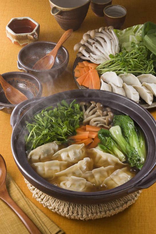 面食,清酒,无人,餐厅,竖图,俯视,室内,特写,白天,烹饪,餐桌,筷子,桌子,萝卜,胡萝卜,蔬菜,杯子,餐具,叶子,一堆,许多,堆叠,堆积,碟子,炖锅,盖子,盘,勺子,金针菇,菌菇,青菜,汤,日本料理,料理,食品,面点,绿叶,锅盖,菌类,锅,火锅,菜肴,美食,酒,食物,盘子,酒杯,调羹,碟,汤匙,碗,日式料理,日式,嫩叶,食用菌,佳肴,餐台,清酒杯,堆,水饺,日式火锅,叶,叶片,进餐用具,烹调用具,红萝卜,甘荀,彩图,高角度拍摄,餐馆,饭店,饭馆