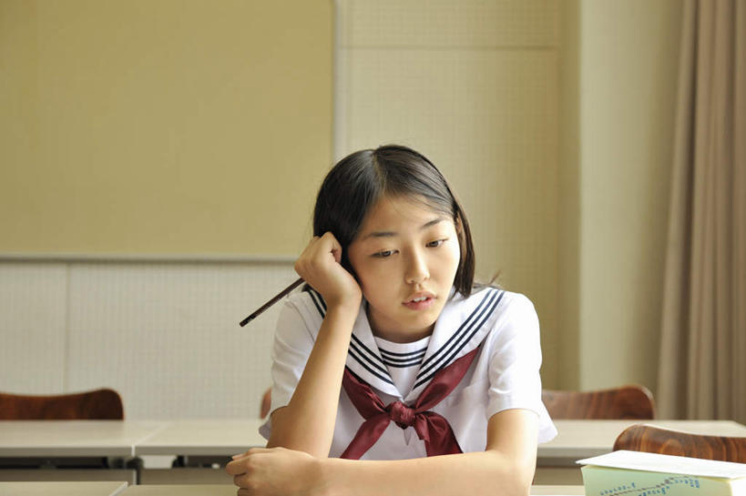 东方人,一个人,学校,坐,横图,室内,白天,正面,制服,窗帘,桌子,椅子,亚洲,仅一个年轻女性,仅一个女性,仅一个人,撑,握,笔,木椅,拿,拿着,黄种人,书桌,校园,课桌,铅笔,黑板,教室,思考,发呆,短袖,校服,握着,撑着,字典,年轻女性,女人,女性,亚洲人,坐着,半身,彩图