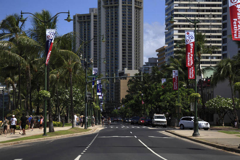无人,高楼大厦,横图,室外,白天,正面,度假,岛屿,美景,植物,城市风光,城市,大厦,道路,建筑,路,路灯,摩天大楼,公路,汽车,棕榈树,叶子,照明,夏威夷,美国,阴影,光线,影子,景观,云,云朵,灯光,分界线,绿叶,停车线,交通,云彩,娱乐,建设,车,灯,树,树木,蓝色,绿色,白云,蓝天,天空,阳光,自然,交通工具,轿车,天,享受,休闲,嫩叶,景色,放松,生长,晴朗,成长,车行道,车行道分界线,照亮,北美,北美洲,照明设备,载具,标线,美洲,棕榈叶,车行线,瓦胡岛,欧胡岛,火奴鲁鲁,首府,欧湖岛,夏威夷州,爱洛哈之州,北亚美利加洲,亚美利加洲,聚集之岛,檀香山市,叶,叶片,列岛,群岛,诸岛,晴空,马路,棕树,棕榈,彩图,大楼,高层建筑,高楼,摩天楼,檀香山,威基基海滩
