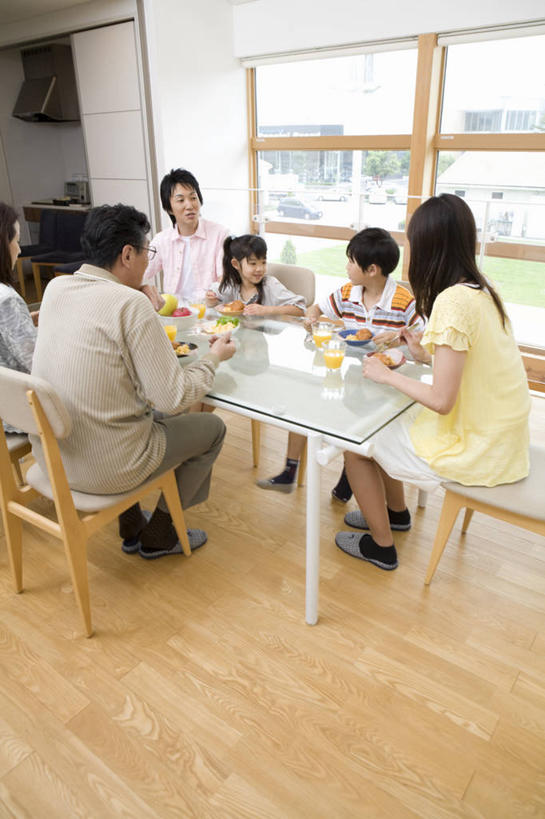 果汁,东方人,儿童,中年人,老年人,背部,夫妻,母亲,父亲,女儿,祖母,祖父,三代同堂,坐,竖图,室内,白天,正面,爱情,烹饪,纯洁,餐桌,窗户,地板,桌子,杯子,餐具,椅子,亚洲,阴影,服装,反射,碟子,盘,影子,木椅,墙,日本料理,橙汁,料理,食品,地面,饮品,许多人,浪漫,注视,休闲装,黄种人,祖孙三代,菜肴,美食,木地板,玻璃窗,墙壁,墙面,玻璃制品,食物,饮料,小孩,衣服,白色,盘子,水杯,碟,日式料理,观察,看,一群人,休闲,日式,温暖,温馨,父女,母女,休闲服,恩爱,父爱,可爱,母爱,童年,童趣,恋人,服饰,佳肴,奶奶,爷爷,餐台,观看,祖孙,和睦,察看,甜橙,关注,可口,童真,烂漫,无邪,外婆,外孙女,外祖母,外公,外祖父,外孙,外孙子,适口,天真,老年男性,老年女性,男孩,男人,男性,女孩,女人,女性,中年男性,中年女性,亚洲人,孩子,夫妇,情侣,全家福,孙女,孙子,玻璃杯,橙子,橙,坐着,半身,彩图,鹄壳,黄橙,黄果,金橙,金环,金球,糖橙,伴侣,融洽,男生,女生,爸爸,多代同堂,妈妈