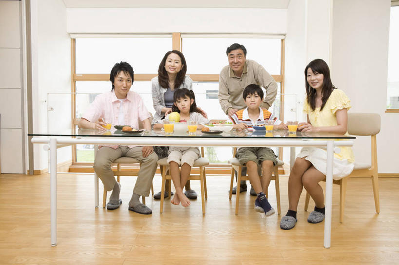 果汁,东方人,儿童,中年人,老年人,夫妻,母亲,父亲,女儿,祖母,祖父,三代同堂,站,坐,笑,微笑,露齿笑,横图,室内,白天,正面,爱情,烹饪,纯洁,餐桌,窗户,地板,落地窗,桌子,杯子,餐具,椅子,亚洲,阴影,服装,反射,碟子,盘,影子,木椅,墙,日本料理,橙汁,料理,食品,地面,饮品,许多人,浪漫,注视,休闲装,黄种人,祖孙三代,菜肴,美食,木地板,玻璃窗,墙壁,墙面,玻璃制品,食物,饮料,小孩,衣服,白色,盘子,水杯,碟,日式料理,观察,看,站着,一群人,休闲,日式,温暖,温馨,父女,母女,休闲服,恩爱,父爱,可爱,母爱,童年,童趣,恋人,服饰,佳肴,奶奶,爷爷,餐台,观看,祖孙,和睦,察看,甜橙,关注,可口,童真,烂漫,无邪,外婆,外孙女,外祖母,外公,外祖父,外孙,外孙子,适口,天真,老年男性,老年女性,男孩,男人,男性,女孩,女人,女性,中年男性,中年女性,亚洲人,孩子,夫妇,情侣,全家福,孙女,孙子,玻璃杯,橙子,橙,站立,坐着,彩图,全身,鹄壳,黄橙,黄果,金橙,金环,金球,糖橙,伴侣,融洽,男生,女生,爸爸,多代同堂,妈妈