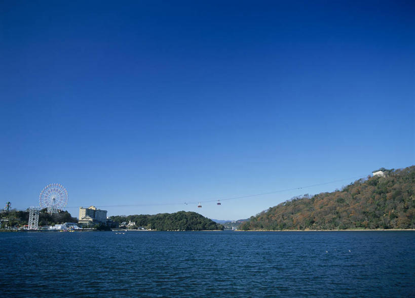 无人,横图,室外,白天,正面,旅游,度假,游戏,湖,湖泊,美景,森林,树林,水,植物,静冈县,日本,亚洲,阴影,光线,影子,湖面,景观,水流,水面,摩天轮,玩,娱乐,树,树木,蓝色,绿色,蓝天,天空,阳光,自然,湖水,天,享受,休闲,景色,放松,游乐设施,生长,晴朗,成长,活动,发泄,消遣,智力,自然风光,东亚,本州,万里无云,费里斯大转轮,本州岛,日本国,中部地方,静冈,宣泄,游艺设施,晴空,晴空万里,玩耍,嬉戏,彩图,滨松市,馆山寺温泉
