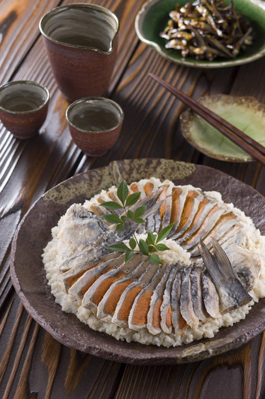 海鲜,米饭,清酒,寿司,无人,竖图,俯视,室内,特写,白天,烹饪,餐桌,筷子,桌子,餐具,一排,许多,阴影,整齐,反射,木制,鱼,碟子,盘,影子,陶瓷,肉,鱼肉,日本料理,料理,食品,陶瓷制品,酒类,饭,文化,传统,水产,菜肴,美食,肉类,鱼类,海洋生物,酒,酒瓶,食物,饮料,排列,盘子,木制品,瓶子,碟,日式料理,日式,佳肴,餐台,礼节,五谷,队列,水生动物,海产品,醋饭,礼仪,水生物,肉食,鲫鱼,海底动物,四喜饭,进餐用具,彩图,高角度拍摄,草鱼板子,巢鱼,肚米鱼,鲋鱼,鲫瓜子,鲫拐子,鲫皮子,喜头,鲫鱼寿司,清酒瓶