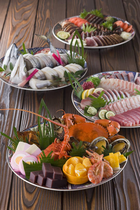 海鲜,三文鱼,生鱼片,无人,竖图,俯视,室内,特写,白天,烹饪,餐桌,桌子,鲑鱼,柠檬,蔬菜,餐具,水果,叶子,阴影,新鲜,装饰,反射,木制,皇后蟹,碟子,盘,影子,肉,生食,虾,鱼肉,日本料理,鱼片,聚餐,料理,食品,果实,绿叶,扇贝,鲭鱼,鲔鱼,蔬果,水产,金枪鱼,菜肴,美食,肉类,大虾,海洋生物,食物,盘子,木制品,碟,日式料理,日式,嫩叶,佳肴,有机食品,绿色食品,对虾,餐台,华丽,修饰,大马哈鱼,海扇,花池鱼,花鲱,花鳀,皮匠蟹,青花鱼,鲐鲅鱼,雪蟹,油胴鱼,点缀,吞拿鱼,水生动物,海产品,水生物,会餐,肉食,海底动物,斑节虾,撒蒙鱼,萨门鱼,冰海之皇,鲑,衬托,美观,雅致,雅观,酸橙,马哈鱼,麻哈鱼,大麻哈鱼,沙西米,代代,东方对虾,中国对虾,叶,叶片,益母果,柠果,橙子,橙,彩图,高角度拍摄,刺身