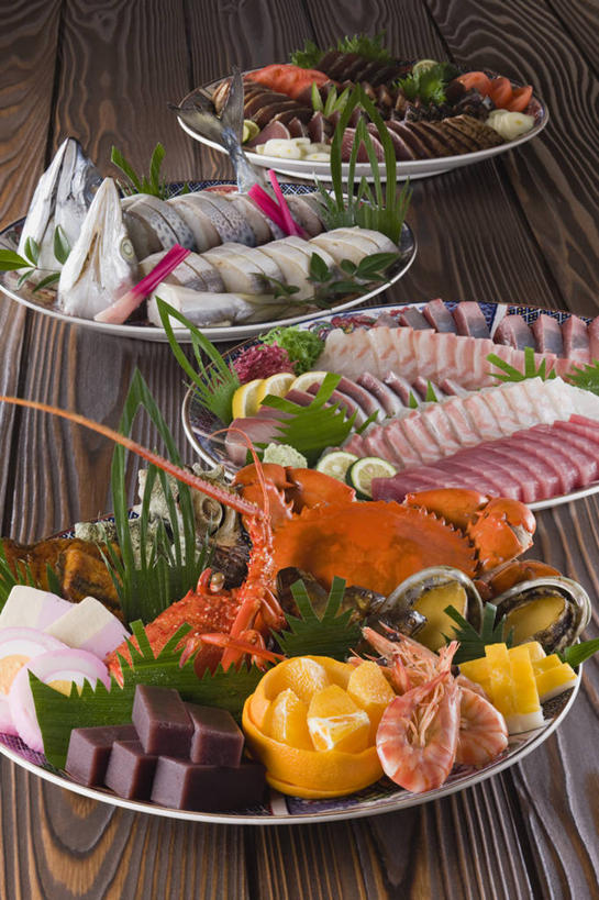 海鲜,三文鱼,生鱼片,无人,竖图,俯视,室内,特写,白天,烹饪,餐桌,桌子,鲑鱼,柠檬,蔬菜,餐具,水果,叶子,阴影,新鲜,装饰,反射,木制,皇后蟹,碟子,盘,影子,肉,生食,虾,鱼肉,日本料理,鱼片,聚餐,料理,食品,果实,绿叶,扇贝,鲭鱼,鲔鱼,蔬果,水产,金枪鱼,菜肴,美食,肉类,大虾,海洋生物,食物,盘子,木制品,碟,日式料理,日式,嫩叶,佳肴,有机食品,绿色食品,对虾,餐台,华丽,修饰,大马哈鱼,海扇,花池鱼,花鲱,花鳀,皮匠蟹,青花鱼,鲐鲅鱼,雪蟹,油胴鱼,点缀,吞拿鱼,水生动物,海产品,水生物,会餐,肉食,海底动物,斑节虾,撒蒙鱼,萨门鱼,冰海之皇,鲑,衬托,美观,雅致,雅观,酸橙,马哈鱼,麻哈鱼,大麻哈鱼,沙西米,代代,东方对虾,中国对虾,叶,叶片,益母果,柠果,橙子,橙,彩图,高角度拍摄,刺身