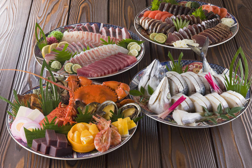 海鲜,三文鱼,生鱼片,无人,横图,俯视,室内,特写,白天,烹饪,餐桌,桌子,鲑鱼,柠檬,蔬菜,餐具,水果,叶子,阴影,新鲜,装饰,反射,木制,皇后蟹,碟子,盘,影子,肉,生食,虾,鱼肉,日本料理,鱼片,聚餐,料理,食品,果实,绿叶,扇贝,鲭鱼,鲔鱼,蔬果,水产,金枪鱼,菜肴,美食,肉类,大虾,海洋生物,食物,盘子,木制品,碟,日式料理,日式,嫩叶,佳肴,有机食品,绿色食品,对虾,餐台,华丽,修饰,大马哈鱼,海扇,花池鱼,花鲱,花鳀,皮匠蟹,青花鱼,鲐鲅鱼,雪蟹,油胴鱼,点缀,吞拿鱼,水生动物,海产品,水生物,会餐,肉食,海底动物,斑节虾,撒蒙鱼,萨门鱼,冰海之皇,鲑,衬托,美观,雅致,雅观,酸橙,马哈鱼,麻哈鱼,大麻哈鱼,沙西米,代代,东方对虾,中国对虾,叶,叶片,益母果,柠果,橙子,橙,彩图,高角度拍摄,刺身