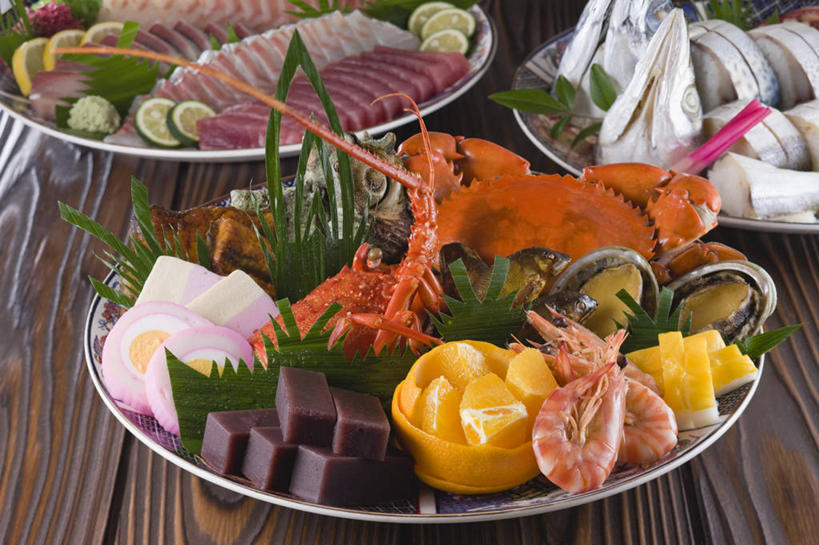 海鲜,三文鱼,生鱼片,无人,横图,俯视,室内,特写,白天,烹饪,餐桌,桌子,鲑鱼,柠檬,蔬菜,餐具,水果,叶子,阴影,新鲜,装饰,反射,木制,皇后蟹,碟子,盘,影子,肉,生食,虾,鱼肉,日本料理,鱼片,聚餐,料理,食品,果实,绿叶,扇贝,鲭鱼,鲔鱼,蔬果,水产,金枪鱼,菜肴,美食,肉类,大虾,海洋生物,食物,盘子,木制品,碟,日式料理,日式,嫩叶,佳肴,有机食品,绿色食品,对虾,餐台,华丽,修饰,大马哈鱼,海扇,花池鱼,花鲱,花鳀,皮匠蟹,青花鱼,鲐鲅鱼,雪蟹,油胴鱼,点缀,吞拿鱼,水生动物,海产品,水生物,会餐,肉食,海底动物,斑节虾,撒蒙鱼,萨门鱼,冰海之皇,鲑,衬托,美观,雅致,雅观,酸橙,马哈鱼,麻哈鱼,大麻哈鱼,沙西米,代代,东方对虾,中国对虾,叶,叶片,益母果,柠果,橙子,橙,彩图,高角度拍摄,刺身