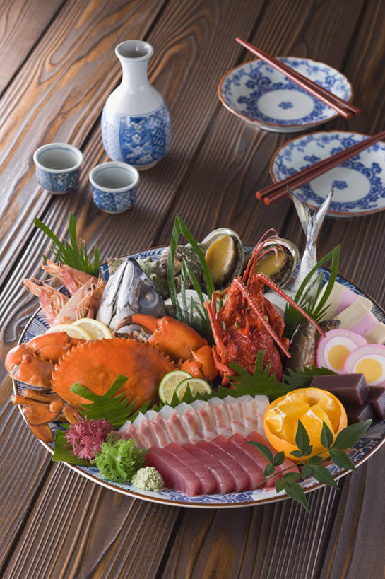 海鲜,三文鱼,生鱼片,无人,竖图,俯视,室内,特写,白天,烹饪,餐桌,桌子,鲑鱼,柠檬,蔬菜,餐具,水果,叶子,阴影,新鲜,装饰,反射,木制,皇后蟹,碟子,盘,影子,肉,生食,虾,鱼肉,日本料理,鱼片,聚餐,料理,食品,果实,绿叶,扇贝,鲭鱼,鲔鱼,蔬果,水产,金枪鱼,菜肴,美食,肉类,大虾,海洋生物,食物,盘子,木制品,碟,日式料理,日式,嫩叶,佳肴,有机食品,绿色食品,对虾,餐台,华丽,修饰,大马哈鱼,海扇,花池鱼,花鲱,花鳀,皮匠蟹,青花鱼,鲐鲅鱼,雪蟹,油胴鱼,点缀,吞拿鱼,水生动物,海产品,水生物,会餐,肉食,海底动物,斑节虾,撒蒙鱼,萨门鱼,冰海之皇,鲑,衬托,美观,雅致,雅观,酸橙,马哈鱼,麻哈鱼,大麻哈鱼,沙西米,代代,东方对虾,中国对虾,叶,叶片,益母果,柠果,橙子,橙,彩图,高角度拍摄,刺身