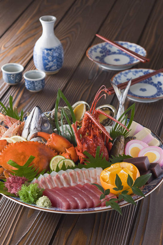 海鲜,三文鱼,生鱼片,无人,竖图,俯视,室内,特写,白天,烹饪,餐桌,桌子,鲑鱼,柠檬,蔬菜,餐具,水果,叶子,阴影,新鲜,装饰,反射,木制,皇后蟹,碟子,盘,影子,肉,生食,虾,鱼肉,日本料理,鱼片,聚餐,料理,食品,果实,绿叶,扇贝,鲭鱼,鲔鱼,蔬果,水产,金枪鱼,菜肴,美食,肉类,大虾,海洋生物,食物,盘子,木制品,碟,日式料理,日式,嫩叶,佳肴,有机食品,绿色食品,对虾,餐台,华丽,修饰,大马哈鱼,海扇,花池鱼,花鲱,花鳀,皮匠蟹,青花鱼,鲐鲅鱼,雪蟹,油胴鱼,点缀,吞拿鱼,水生动物,海产品,水生物,会餐,肉食,海底动物,斑节虾,撒蒙鱼,萨门鱼,冰海之皇,鲑,衬托,美观,雅致,雅观,酸橙,马哈鱼,麻哈鱼,大麻哈鱼,沙西米,代代,东方对虾,中国对虾,叶,叶片,益母果,柠果,橙子,橙,彩图,高角度拍摄,刺身
