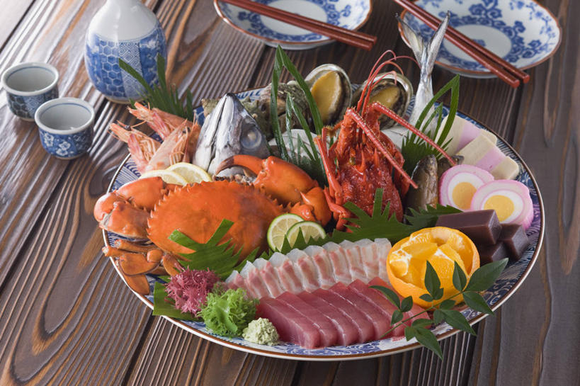海鲜,三文鱼,生鱼片,无人,横图,俯视,室内,特写,白天,烹饪,餐桌,桌子,鲑鱼,柠檬,蔬菜,餐具,水果,叶子,阴影,新鲜,装饰,反射,木制,皇后蟹,碟子,盘,影子,肉,生食,虾,鱼肉,日本料理,鱼片,聚餐,料理,食品,果实,绿叶,扇贝,鲭鱼,鲔鱼,蔬果,水产,金枪鱼,菜肴,美食,肉类,大虾,海洋生物,食物,盘子,木制品,碟,日式料理,日式,嫩叶,佳肴,有机食品,绿色食品,对虾,餐台,华丽,修饰,大马哈鱼,海扇,花池鱼,花鲱,花鳀,皮匠蟹,青花鱼,鲐鲅鱼,雪蟹,油胴鱼,点缀,吞拿鱼,水生动物,海产品,水生物,会餐,肉食,海底动物,斑节虾,撒蒙鱼,萨门鱼,冰海之皇,鲑,衬托,美观,雅致,雅观,酸橙,马哈鱼,麻哈鱼,大麻哈鱼,沙西米,代代,东方对虾,中国对虾,叶,叶片,益母果,柠果,橙子,橙,彩图,高角度拍摄,刺身