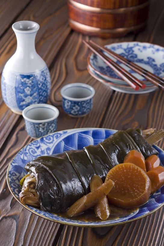 清酒,无人,竖图,俯视,室内,特写,白天,烹饪,餐桌,筷子,桌子,萝卜,白萝卜,蔬菜,餐具,一双,阴影,新鲜,反射,木制,鱼,包裹,碟子,盘,影子,陶瓷,调料,肉,鱼肉,日本料理,料理,食品,陶瓷制品,酒类,调味品,调味料,文化,传统,酱油,菜肴,美食,肉类,鱼类,酒,酒瓶,食物,饮料,盘子,酒杯,木制品,瓶子,碟,日式料理,日式,海藻,佳肴,有机食品,绿色食品,餐台,海草,礼节,礼仪,肉食,鲫鱼,豉油,进餐用具,莱菔,彩图,高角度拍摄,草鱼板子,巢鱼,肚米鱼,鲋鱼,鲫瓜子,鲫拐子,鲫皮子,喜头,清酒瓶