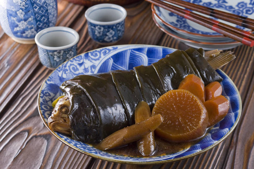清酒,无人,横图,俯视,室内,特写,白天,烹饪,餐桌,筷子,桌子,萝卜,白萝卜,蔬菜,餐具,一双,阴影,新鲜,反射,木制,鱼,包裹,碟子,盘,影子,陶瓷,调料,肉,鱼肉,日本料理,料理,食品,陶瓷制品,酒类,调味品,调味料,文化,传统,酱油,菜肴,美食,肉类,鱼类,酒,酒瓶,食物,饮料,盘子,酒杯,木制品,瓶子,碟,日式料理,日式,海藻,佳肴,有机食品,绿色食品,餐台,海草,礼节,礼仪,肉食,鲫鱼,豉油,进餐用具,莱菔,彩图,高角度拍摄,草鱼板子,巢鱼,肚米鱼,鲋鱼,鲫瓜子,鲫拐子,鲫皮子,喜头,清酒瓶