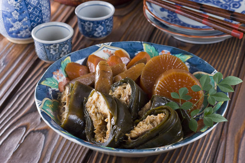 清酒,无人,横图,俯视,室内,特写,白天,烹饪,餐桌,筷子,桌子,萝卜,白萝卜,蔬菜,餐具,一双,阴影,新鲜,反射,木制,鱼,包裹,碟子,盘,影子,陶瓷,调料,肉,鱼肉,日本料理,料理,食品,陶瓷制品,酒类,调味品,调味料,文化,传统,酱油,菜肴,美食,肉类,鱼类,酒,酒瓶,食物,饮料,盘子,酒杯,木制品,瓶子,碟,日式料理,日式,海藻,佳肴,有机食品,绿色食品,餐台,海草,礼节,礼仪,横截面,剖面,肉食,鲫鱼,豉油,截面,截面图形,进餐用具,莱菔,彩图,高角度拍摄,草鱼板子,巢鱼,肚米鱼,鲋鱼,鲫瓜子,鲫拐子,鲫皮子,喜头,清酒瓶