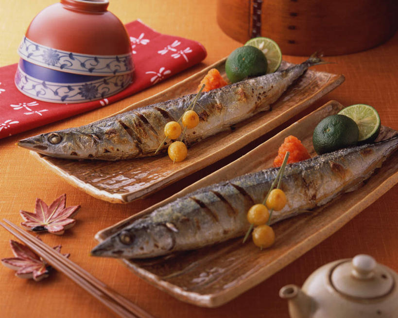 海鲜,无人,横图,俯视,室内,特写,白天,烹饪,餐桌,桌子,餐具,两条,阴影,光线,秋刀鱼,碟子,盘,影子,日本料理,料理,食品,水产,菜肴,美食,海洋生物,食物,盘子,碟,日式料理,日式,佳肴,竹刀鱼,餐台,刀鱼,水生动物,海产品,水生物,海底动物,彩图,高角度拍摄