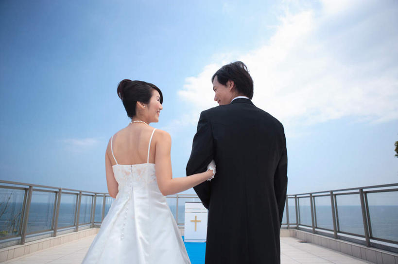东方人,两个人,新娘,新郎,栏杆,站,握手,横图,室外,白天,婚纱,婚礼,快乐,海浪,海洋,亚洲,服装,庆祝,浪花,云,云朵,围栏,结婚,云彩,注视,休闲装,黄种人,护栏,背面,衣服,蓝色,白云,蓝天,天空,海水,天,观察,看,站着,休闲,喜庆,休闲服,服饰,观看,纪念,察看,关注,海景,男人,男性,年轻男性,年轻女性,女人,女性,亚洲人,大海,风浪,海,海水的波动,近岸浪,涌浪,搀手,拉手,手拉手,手握手,半身,彩图,婚礼服,礼服,高兴