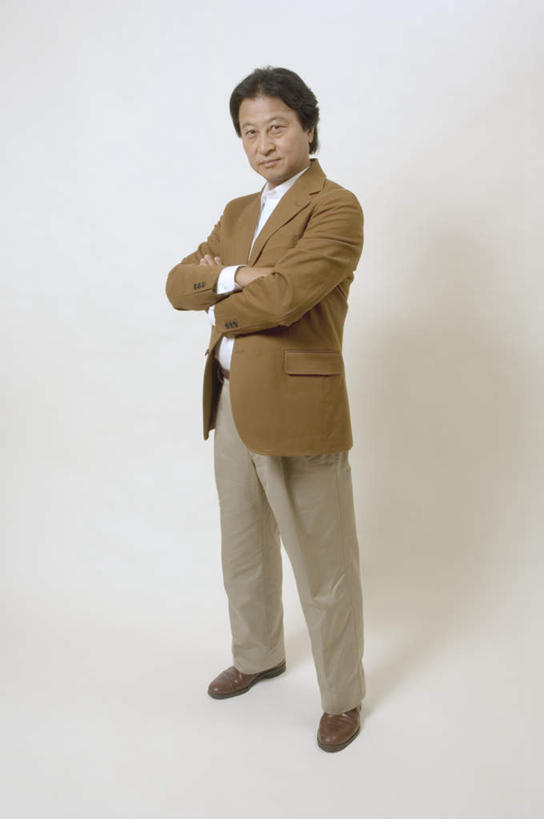 东方人,一个人,站,笑,微笑,露齿笑,竖图,室内,白天,白色背景,正面,西装,亚洲,仅一个男性,仅一个人,仅一个中年男性,套装,正装,褐色,注视,职业装,黄种人,观察,看,站着,摄影,影棚,观看,察看,关注,手抱胸,男人,男性,中年男性,亚洲人,站立,彩图,全身,影棚拍摄,拍摄