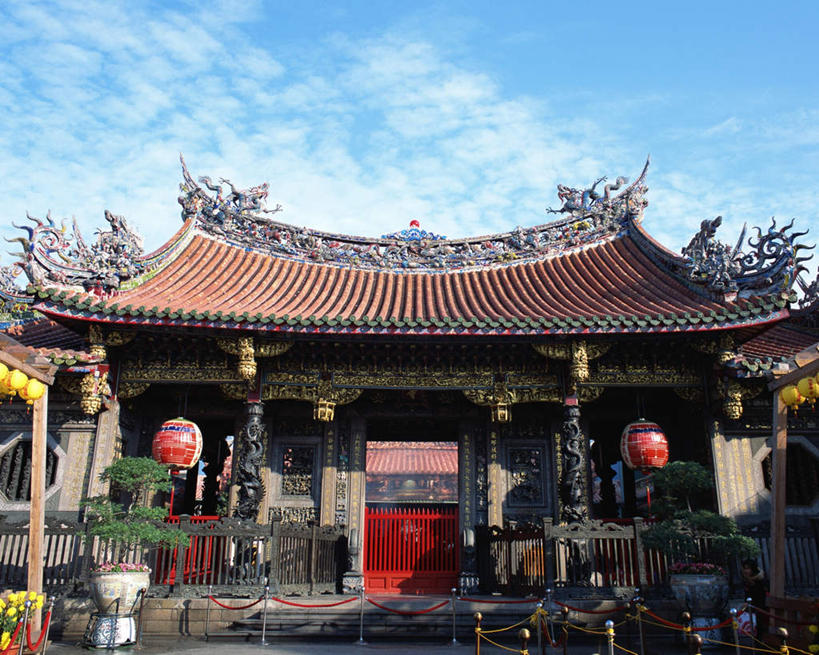 无人,寺庙,横图,室外,白天,仰视,旅游,度假,名胜古迹,植物,标志建筑,地标,建筑,台湾,中国,亚洲,节日,遗迹,盆栽,云,云朵,盆景,燃烧,云彩,古迹,文化,文物,娱乐,建设,古建筑,蓝色,绿色,白云,蓝天,天空,自然,香火,庙宇,天,祈祷,享受,休闲,健康,旅游胜地,放松,许愿,宗教,信仰,生长,晴朗,成长,纪念,祈求,古文明,东亚,台北,龙山寺,港澳台,中华人民共和国,省会,台北市,台湾省,艋舺,万华,万华区,平安,晴空,彩图,低角度拍摄,庙,寺,台