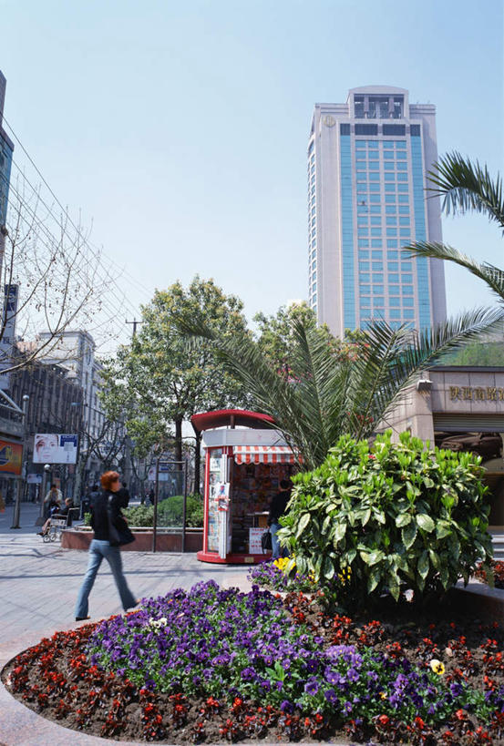 东方人,花园,高楼大厦,竖图,室外,白天,正面,度假,花圃,美景,植物,城市风光,标志建筑,城市,大厦,地标,建筑,街道,摩天大楼,上海,中国,亚洲,景观,许多人,黄种人,娱乐,建设,树,树木,蓝色,绿色,蓝天,天空,自然,天,一群人,享受,休闲,景色,放松,生长,晴朗,成长,淮海路,申,东亚,上海市,万里无云,中华人民共和国,沪,华东地区,男人,男性,年轻男性,年轻女性,女人,女性,亚洲人,晴空,晴空万里,小花园,彩图,全身,大楼,高层建筑,高楼,摩天楼
